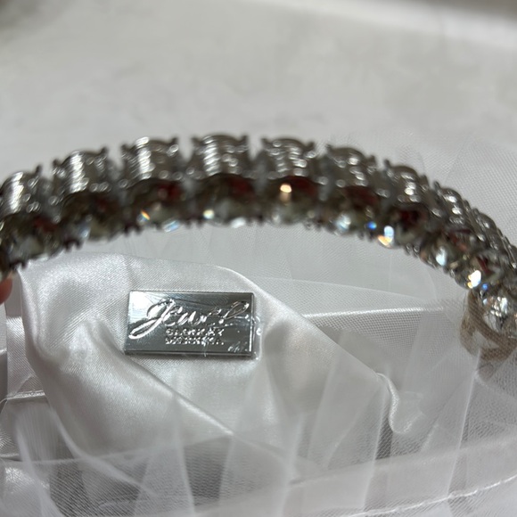 Jewel Badgley Mischka Jazzie Tulle Layered Ruffle Pouch Clutch - Picture 8 of 8